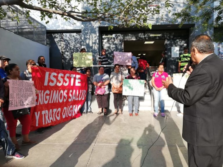 Derechohabientes del ISSSTE en Torreón protestan por falta de ...