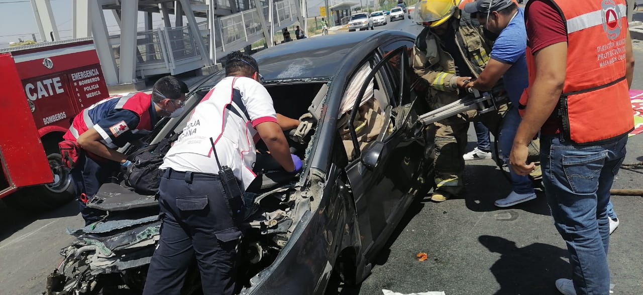 Queda prensado en su auto al chocar con puente - Comprometidos con la ...