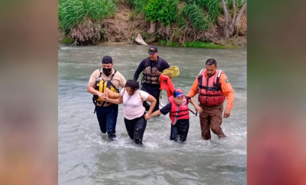 Rescatan a madre e hijo en el río Bravo - Comprometidos con la información