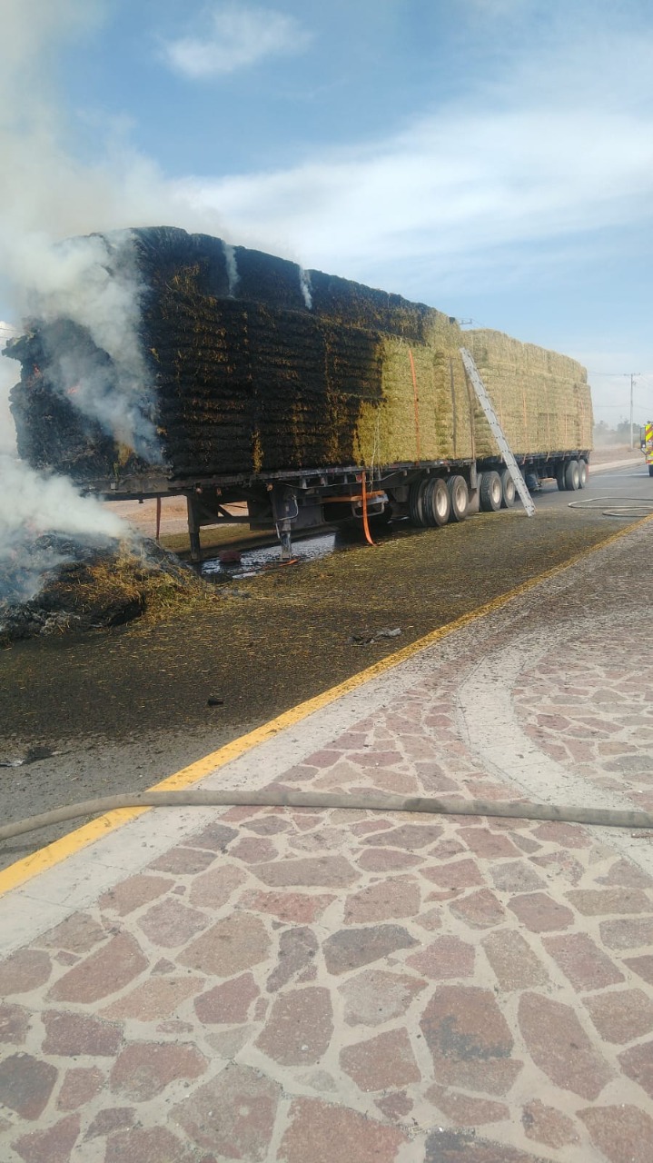 Se quema tráiler cargado con pacas de alimento para ganado ...
