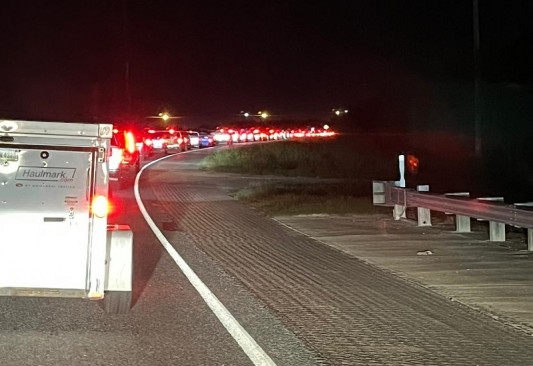 Miles de paisanos intentan cruzar de Eagle Pass a Piedras Negras ...