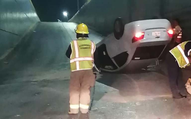 Auto particular vuelca en desnivel de la Torreón – Matamoros ...