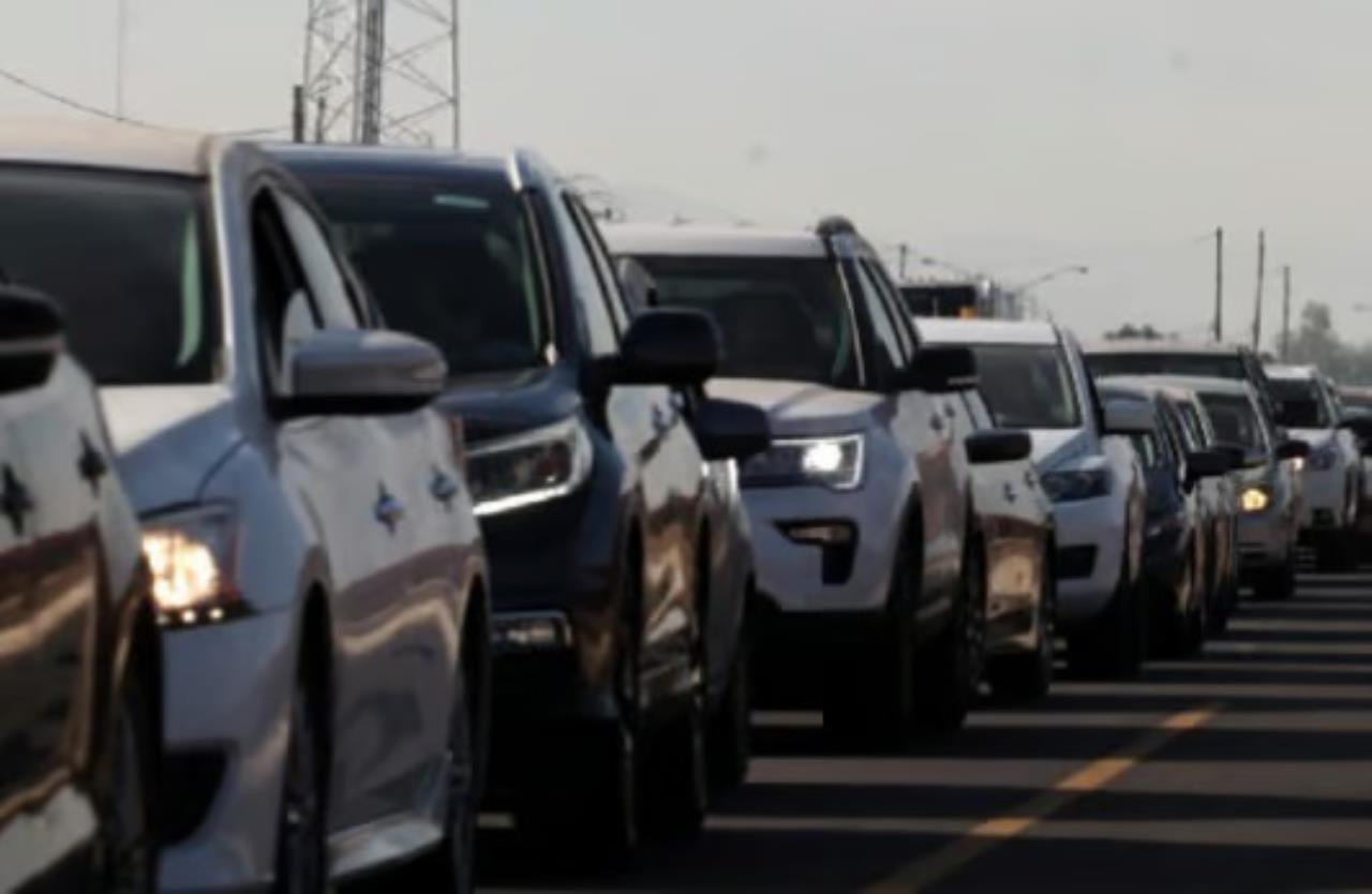 Se registraron enormes filas para cruzar de Eagle Pass a Piedras Negras ...