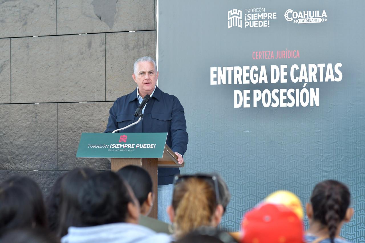 Entrega Román Cepeda cartas de posesión a 125 familias - Comprometidos