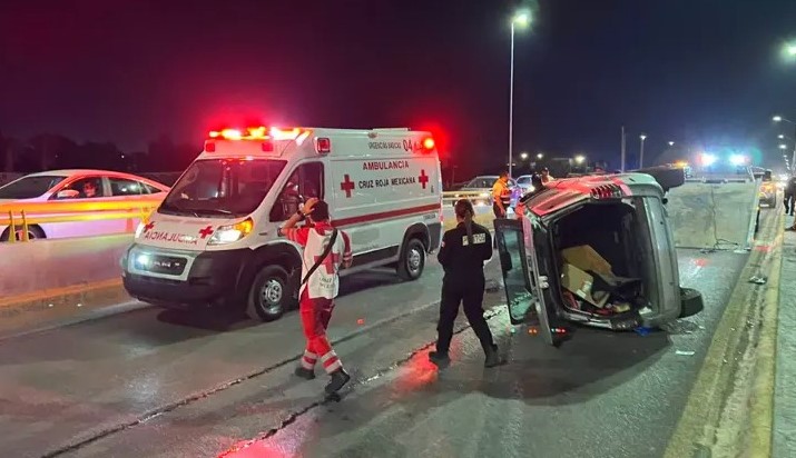 Conductor ebrio choca dos veces contra puente y vuelca su vehículo ...