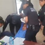 Desalojan por la fuerza a gerente del Sistema de Aguas de Piedras Negras, Coahuila; llevaba 48 horas atrincherado en las oficinas