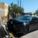 ¡Se estrella contra luminaria y deja dos heridos! Joven conductor desata aparatoso accidente en Gómez Palacio