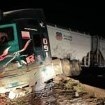Tráiler queda atrapado en las vías y tren lo destroza en Francisco I. Madero