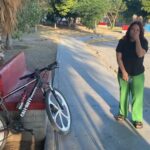Buscan al dueño de bicicleta tras accidente en alcantarilla de Torreón; mujer la resguarda para devolverla