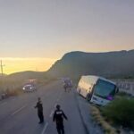 Autobús con 40 pasajeros sale de la carretera en la Cuatro Ciénegas-San Pedro