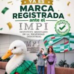 El ‘Pato Merlín’ ya es marca registrada; la SE y el IMPI entregan constancia a su dueña