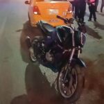Investigan choque entre motocicleta y taxi en la carretera a Matamoros; dos jóvenes resultan lesionados