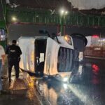 Tráiler cargado con mármol vuelca en la entrada de Matamoros