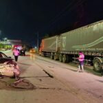 Se estrella contra tráiler estacionado y sobrevive de milagro en Torreón