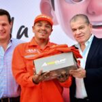 Alcalde Miguel Riquelme entrega uniformes a personal de La Ola y promete mejorar sus condiciones laborales