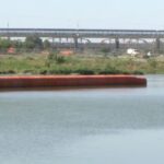 Autoridades estadounidenses continúan la instalación de boyas flotantes en río Bravo