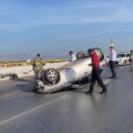Madre e hija resultan lesionadas tras aparatosa volcadura en periférico de Gómez Palacio
