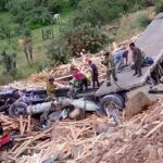 Tráiler cargado con madera cae a barranco en la Durango-Mazatlán; muere operador