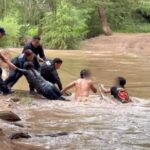 Rescatan a jovencita y dos jóvenes que arrastraba la corriente del río