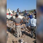 Vuelca tráiler cargado de cerveza en autopista a Torreón; pobladores protagonizan rapiña