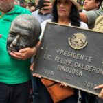 Ex electricistas de LyFC “decapitan” estatua caída de Felipe Calderón en Los Pinos