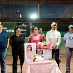 Reconocen a sobreviviente de cáncer de mama en encuentro de softbol en Torreón