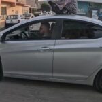 Conductor circulaba con un bebé en portabebés sobre el techo de su auto en Torreón