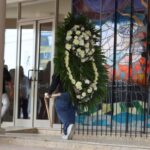 Entre flores y veladoras despiden a subdirectora de la Secundaria 13