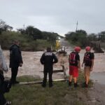 Rescatan a siete personas atrapadas por inundaciones en Santiago Papasquiaro